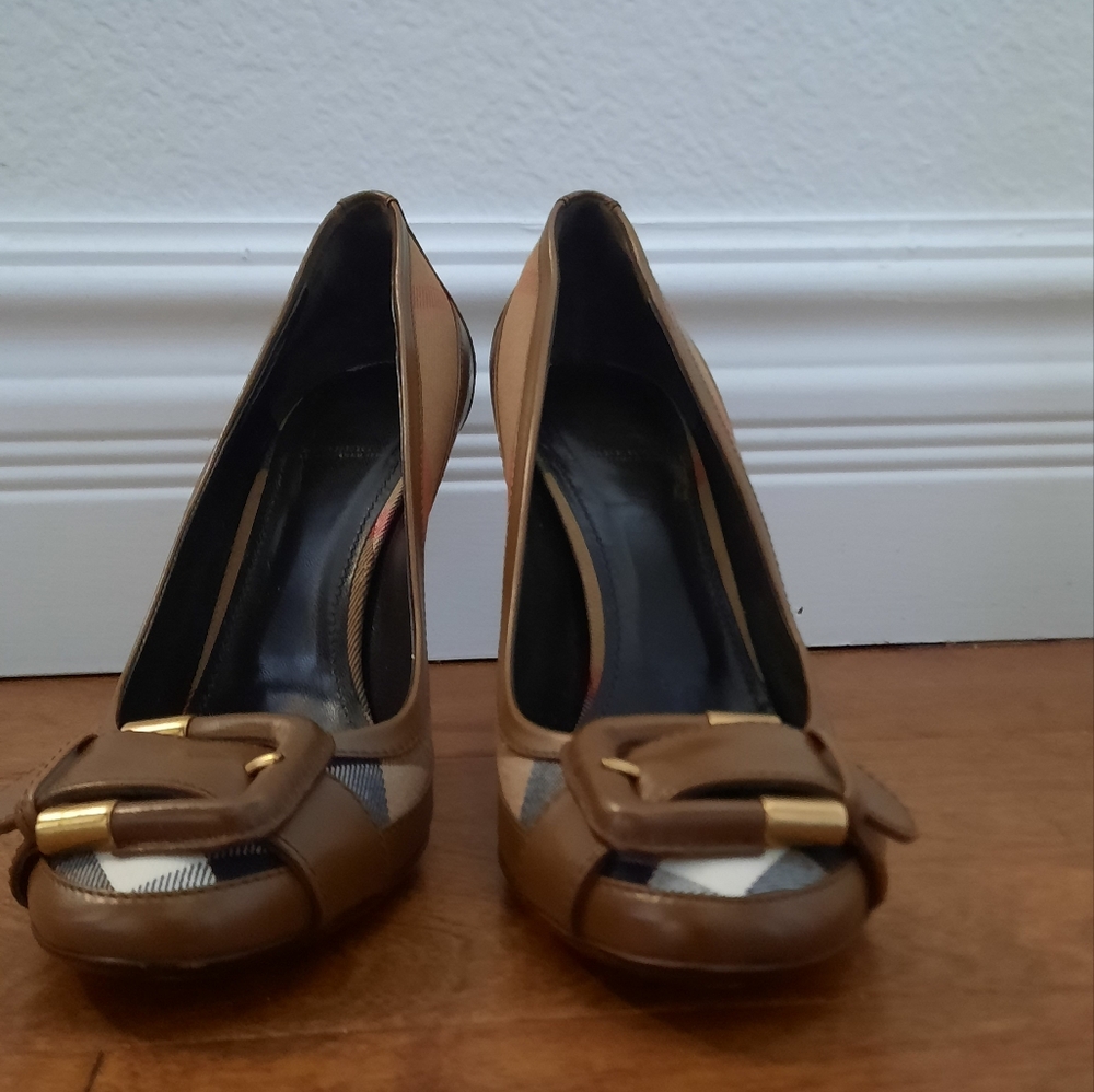 Burberry Women's Dark Tan Nova Check Leather Buckle Pumps Size 39.5